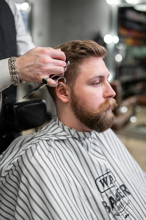 Homem cortando cabelo